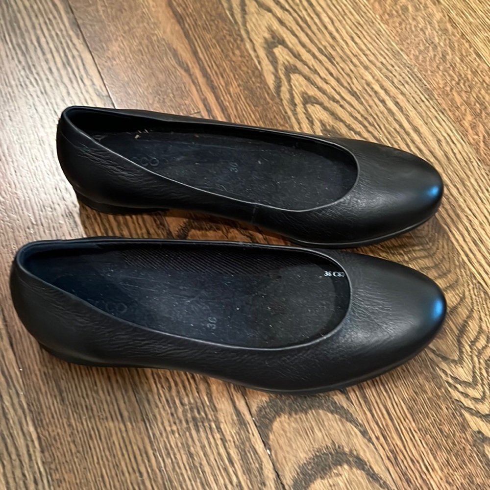 Pair of black 36 / 6 Ecco Annie ballerina flats